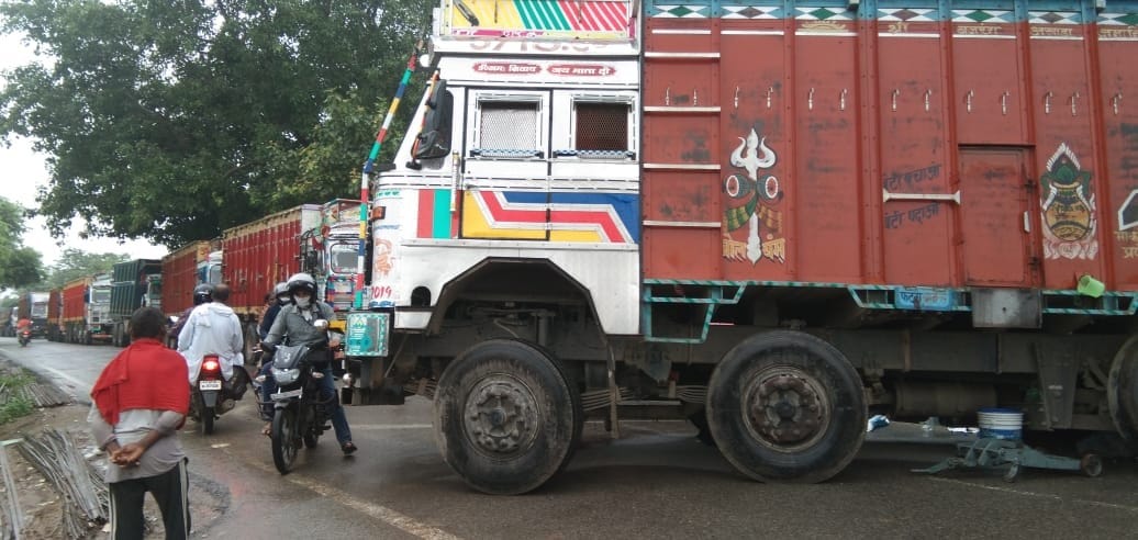 Seven hours jammed due to breakdown of axle of truck