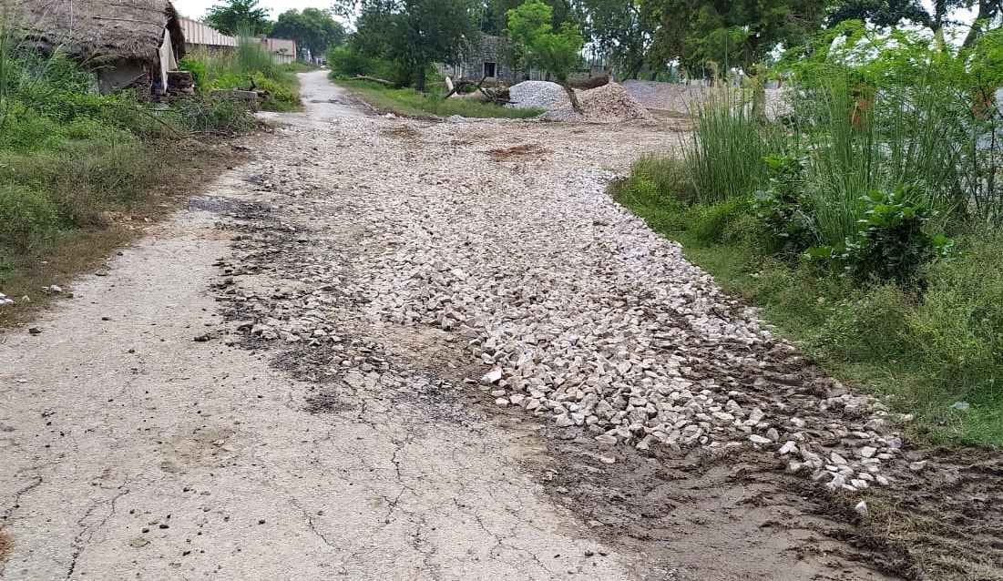 Cracks lying on station road, difficult to walk on scattered ballast