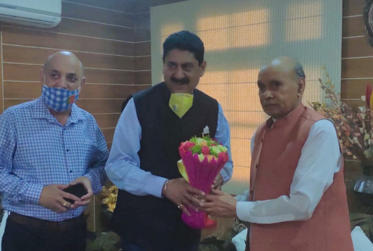 forest ministerrakesh pathania  meets ex cm prem kumar  dhumal