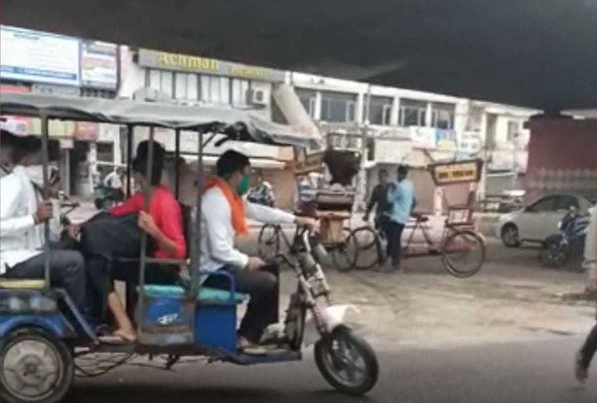 UP Police Constable drive e-rickshaw to arrested pickpocket in agra