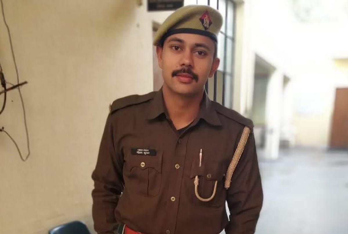 UP Police Constable drive e-rickshaw to arrested pickpocket in agra