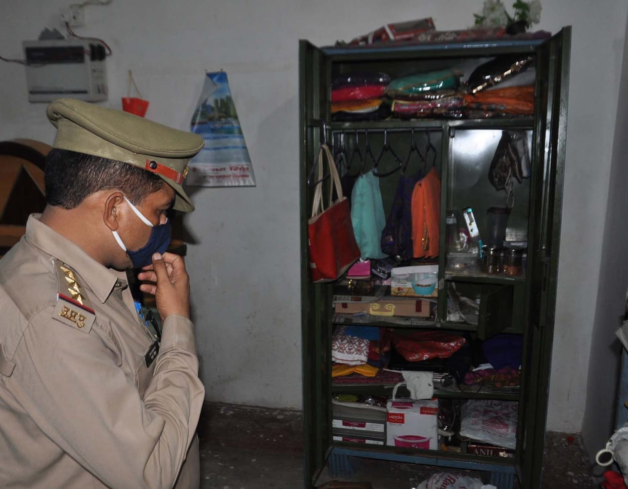 Three lakh jewels including 30 thousand cash stolen from house by breaking lock