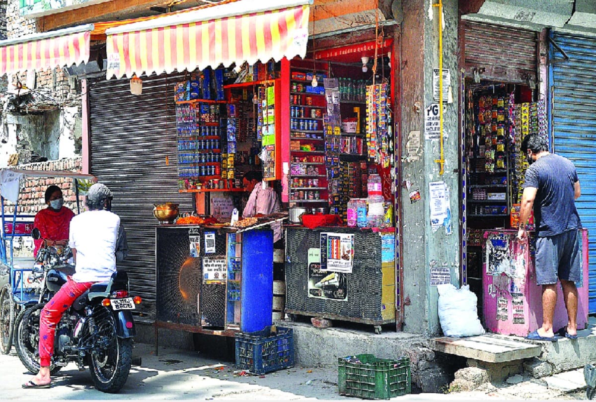 Despite the ban in Delhi, tobacco products are being sold publicly