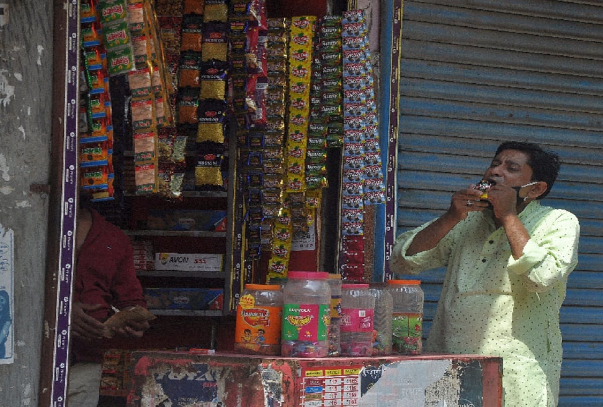 Despite the ban in Delhi, tobacco products are being sold publicly