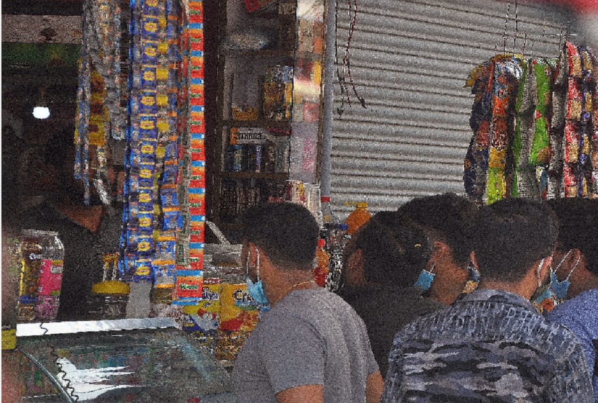 Despite the ban in Delhi, tobacco products are being sold publicly