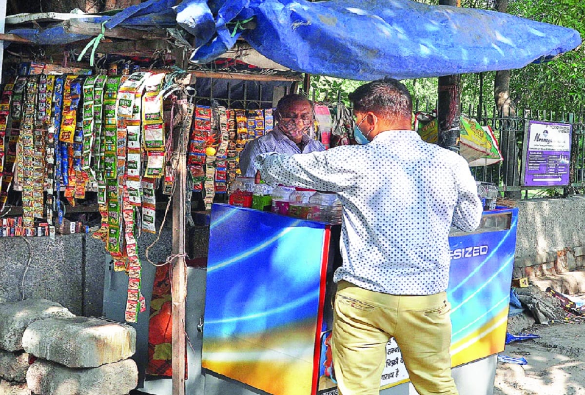 Despite the ban in Delhi, tobacco products are being sold publicly