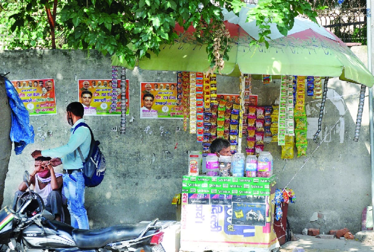 Despite the ban in Delhi, tobacco products are being sold publicly