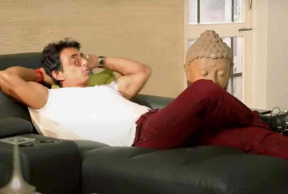 Sonu Sood has come to help for people at hyderabad shooting set
