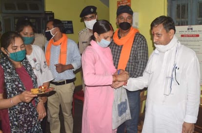 घुमारवी अस्पताल में खाद्य आपूर्ति मंत्री राजेंद्र गर्ग वार्ड में मौजूद लोगों से राखी का पर्व मन?