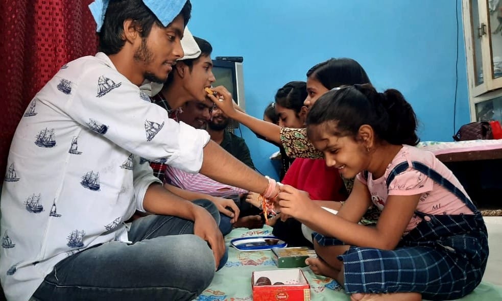 Brother's wrist adorned with the love of sisters, Rakshabandhan festival of brother and sister celebrated with pomp in Azamgarh