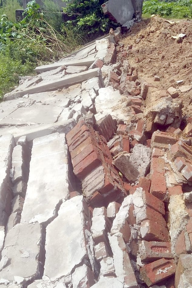 Wall built in seven lakhs fell in 15 days