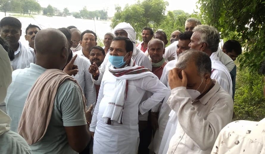 SP supporters targeted Yogi, said people are upset due to flood and CM is busy in Ayodhya