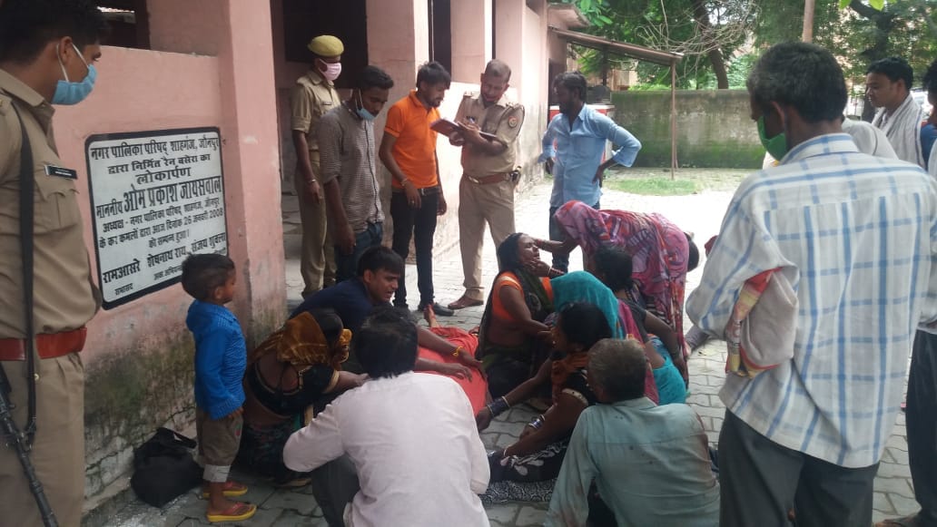 Woman going to tie rakhi dies in road accident, husband and children serious