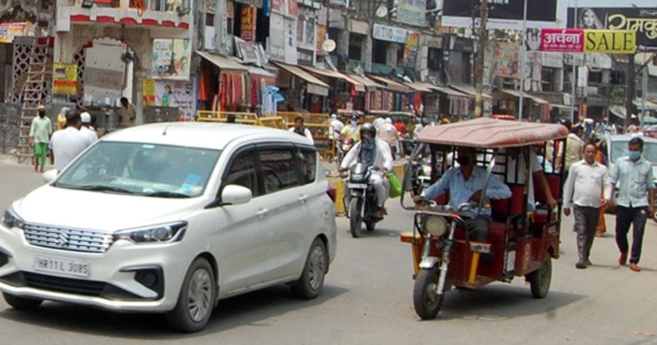 Line of vehicles blocked many places