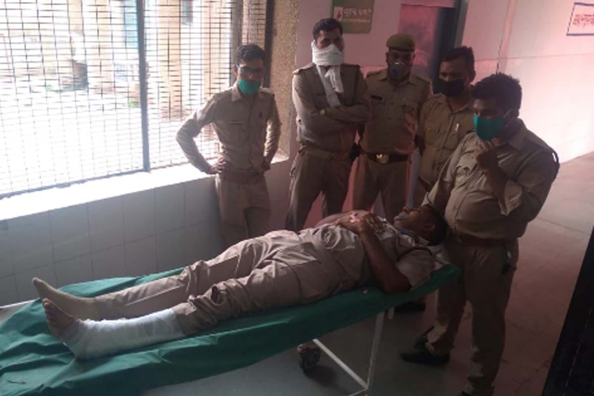 Liquor smugglers hit the Chowki-in-charge and soldiers bike on a police check post in Baghpat