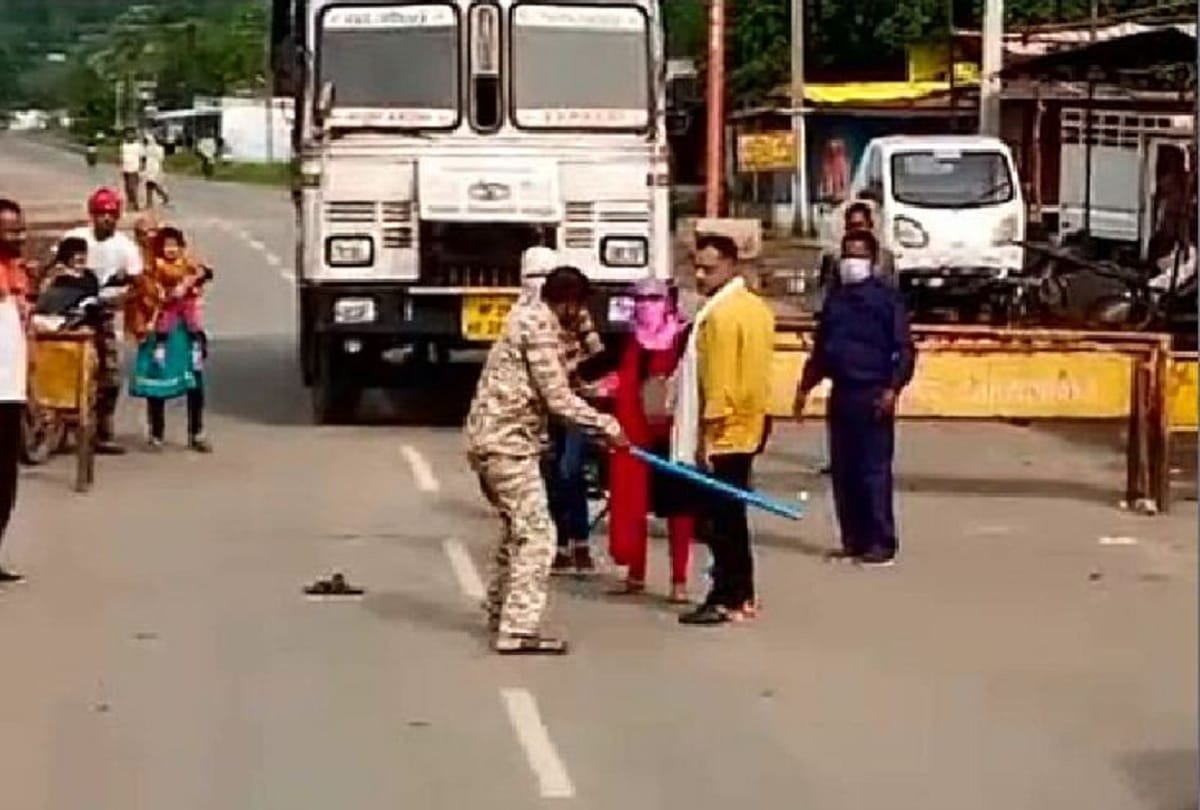 Chhindwara: Youth beaten with pipe by Police constable in front of wife and daughter, video viral