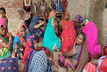 Kaushambi News: Teenagers and youths covered in waves of Ganges while taking bath