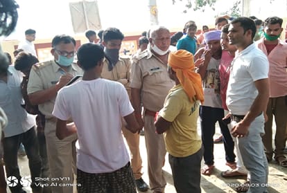 Kaushambi News: Teenagers and youths covered in waves of Ganges while taking bath