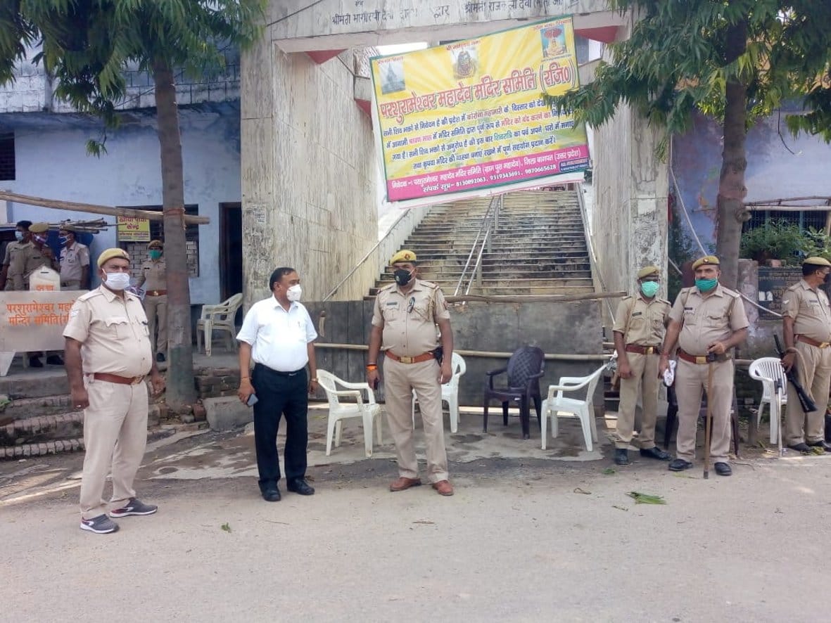 Police guard in Pura, the doors of the pagoda are closed