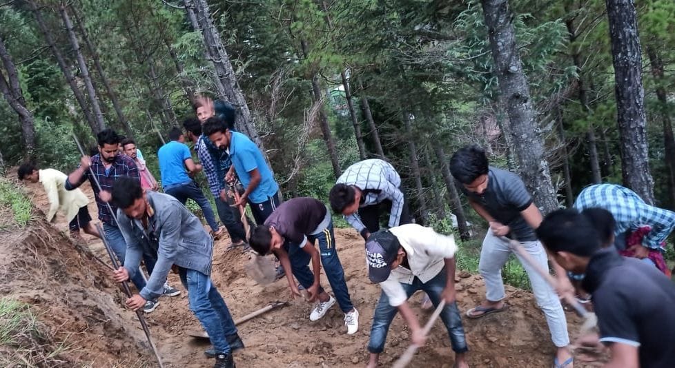 Villagers and migrants get involved in connecting the village by road