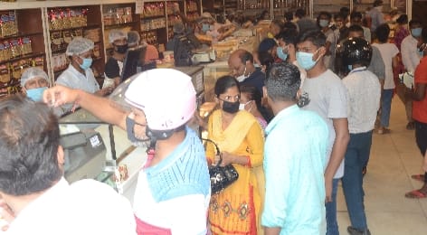 Mini Lockdown Live: Silence, sweets and rakhi shops throng the city