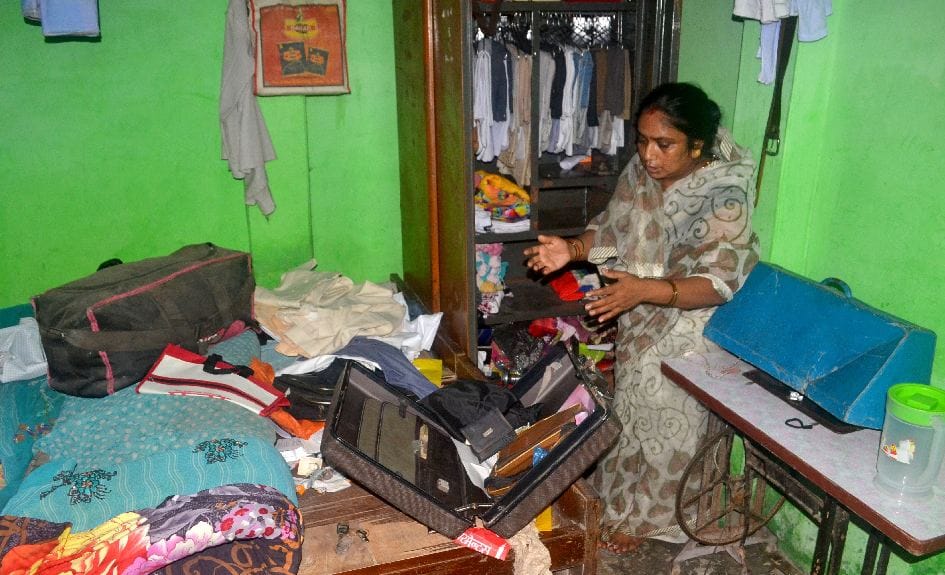 Varanasi: stealing jewelery worth Rs nine lakh including cash from councilor's brother's house