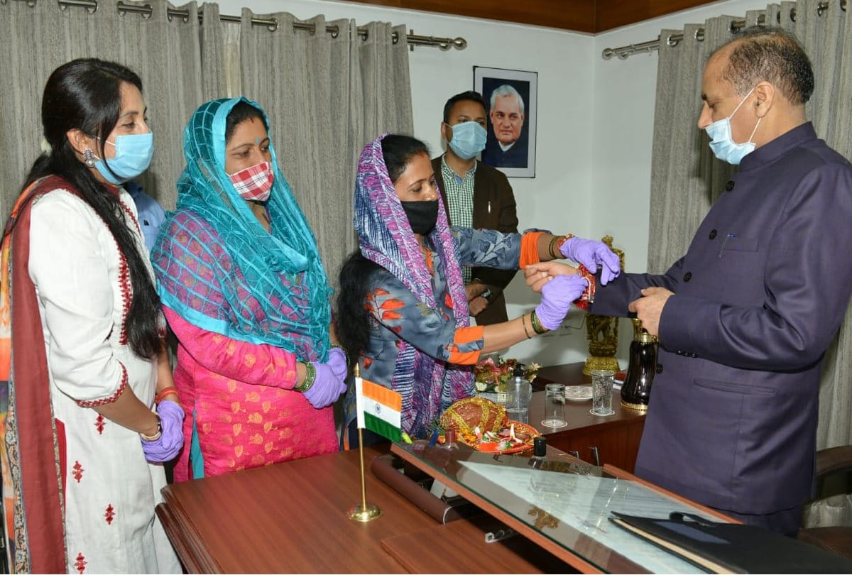 Himachal News: BJP Mahila Morcha activists tie rakhis to CM Jairam Thakur
