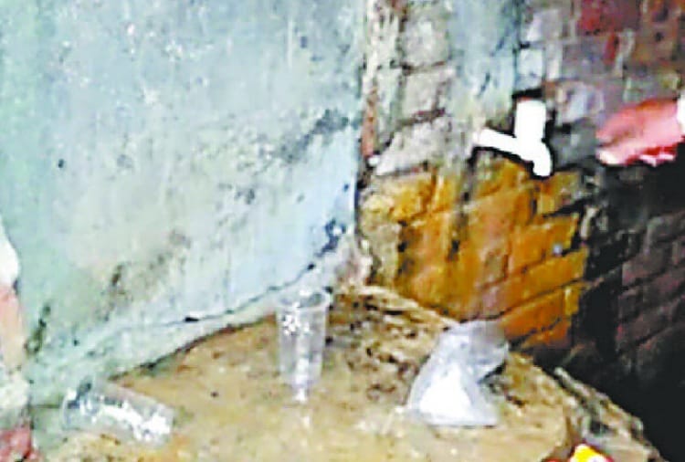 liquor throw into Sewerage in Amritsar when police reached