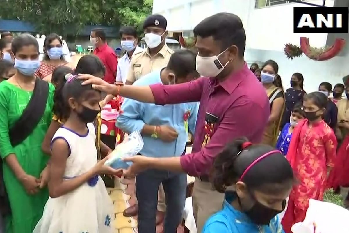 Chhattisgarh: Raipur district administration distributed smartphones among girls living in orphanages on Raksha Bandhan