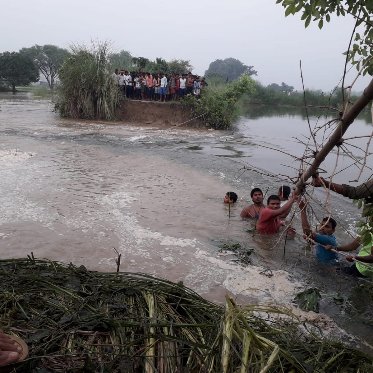Dam broken built on Saryu river Flood danger in near village people start migration in azamgarh up