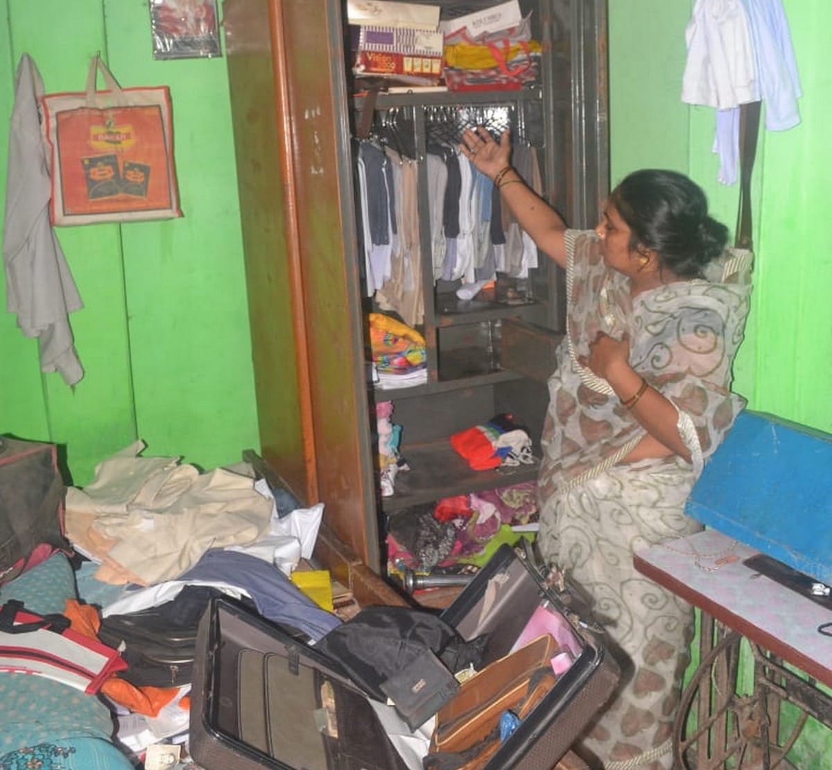thief stole jwelery lakhs rupees in varanasi