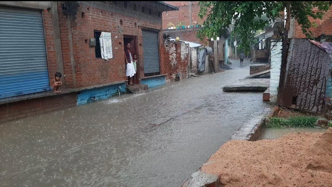 The rains choke due to rain, water filled the streets