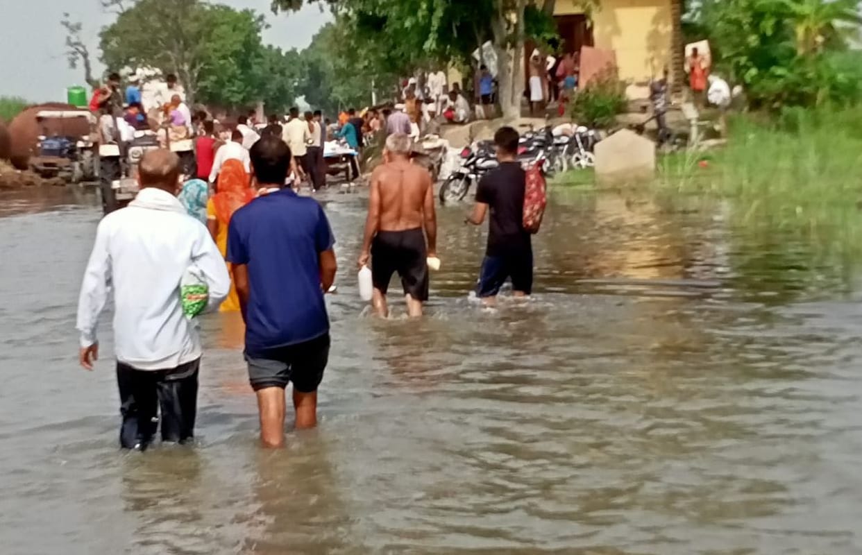 the shadhalu baith in ganga on the occesion of last monedy of sawan