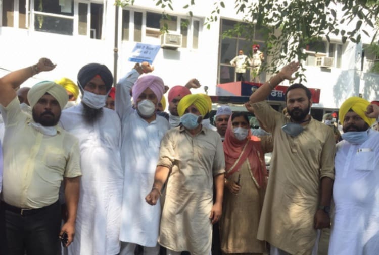 People Died due to Poisonous Wine in Punjab, AAP Leaders Protest