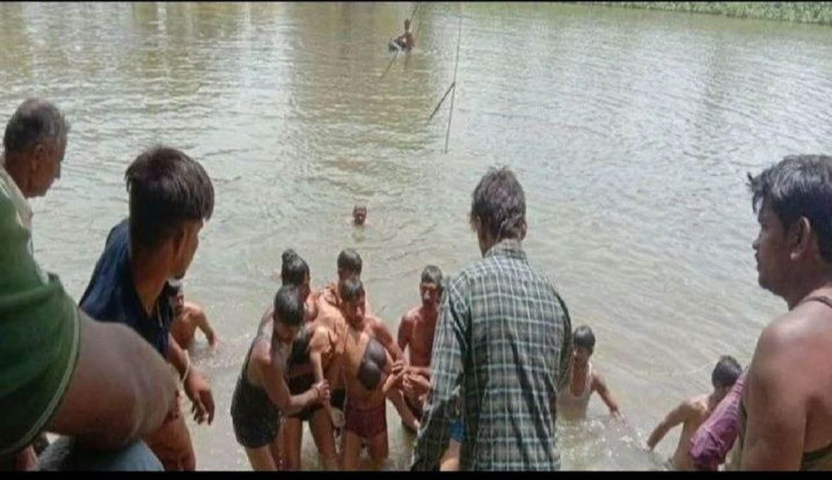 naana aur do naatee ken nadee mein doobe