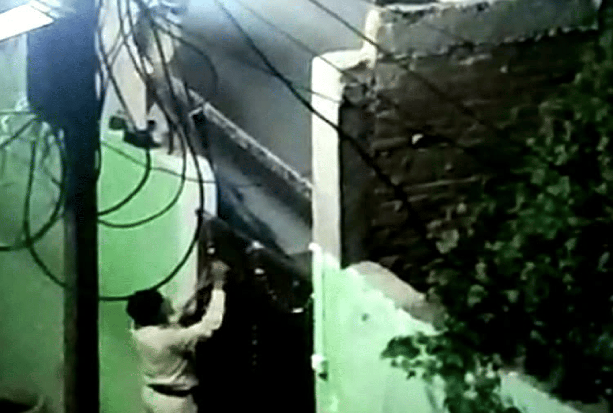 madhya pradesh chhatarpur police entered in house like thieves to catch coronavirus infected patient