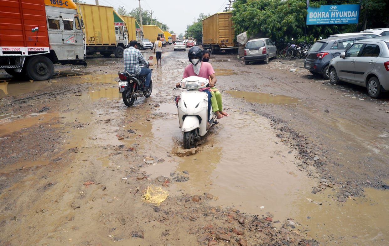 Bad condition of roads in rain