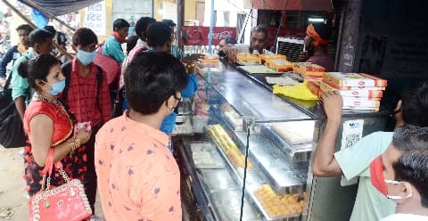 Corona scared lakhs, yet could not miss the temptation of sweets