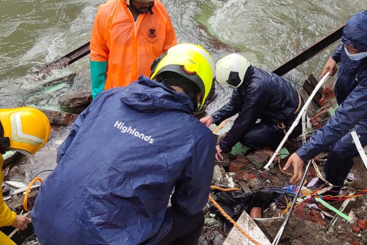Mumbai Rains News spell begins red alert issued for next two days heavy rainfall waterlogging imd rail bus service