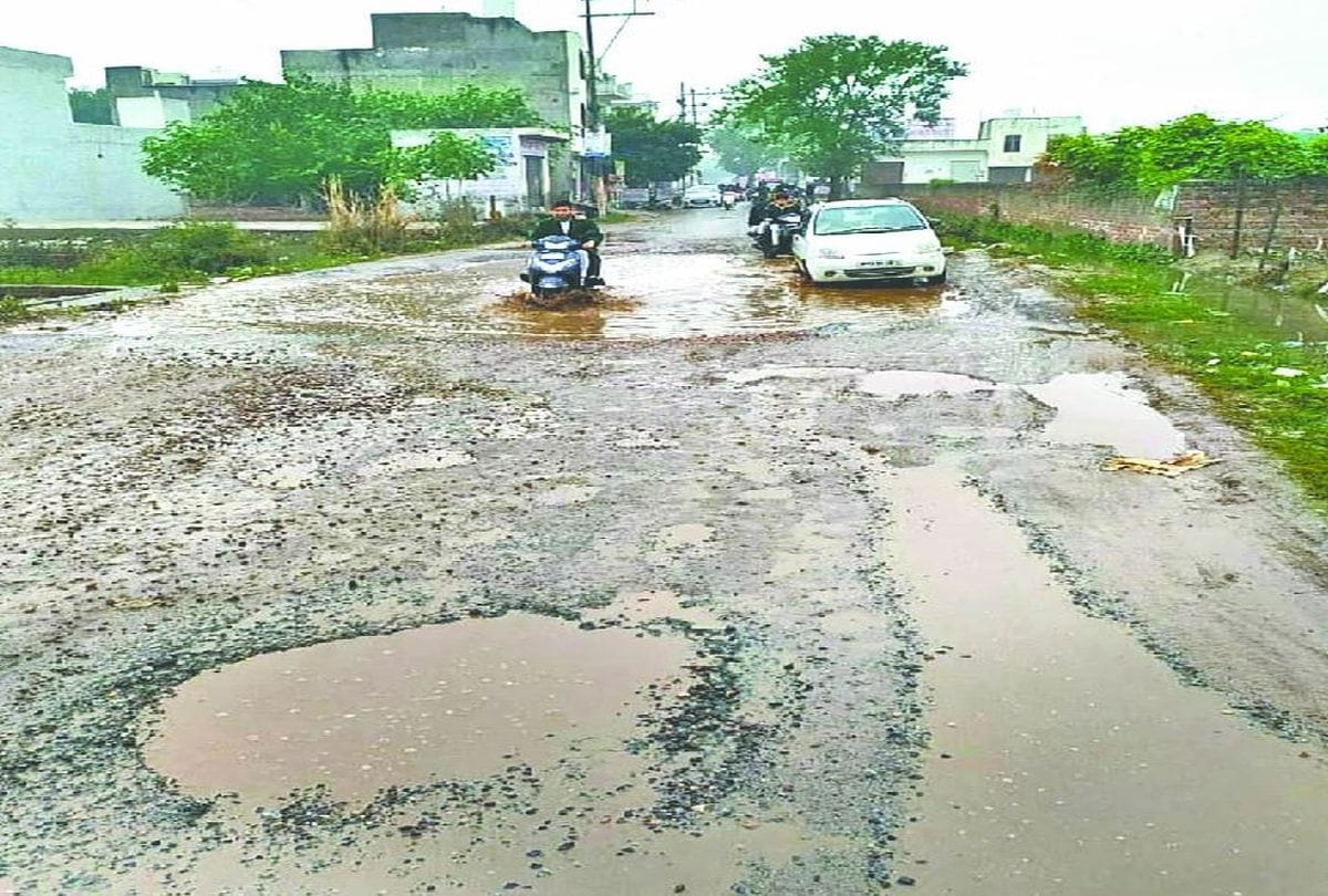 Agra Up News: Potholes on the road in agra