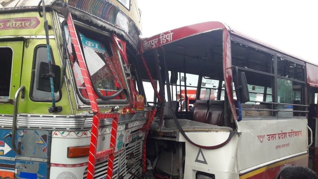 Bus loaded with passengers collides with tanker, 12 injured