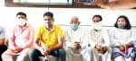 पठानकोट में पत्रकारों से वार्ता करते कांग्रेसी नेता।