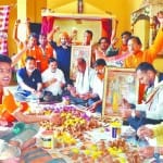 दीपक तैयार करते हिंदू संगठन