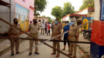 रामकोला थाने में कोरोना पॉजिटिव निकलने पर थाने को सील कराते प्रभारी निरीक्षक केपी सिंह ।
