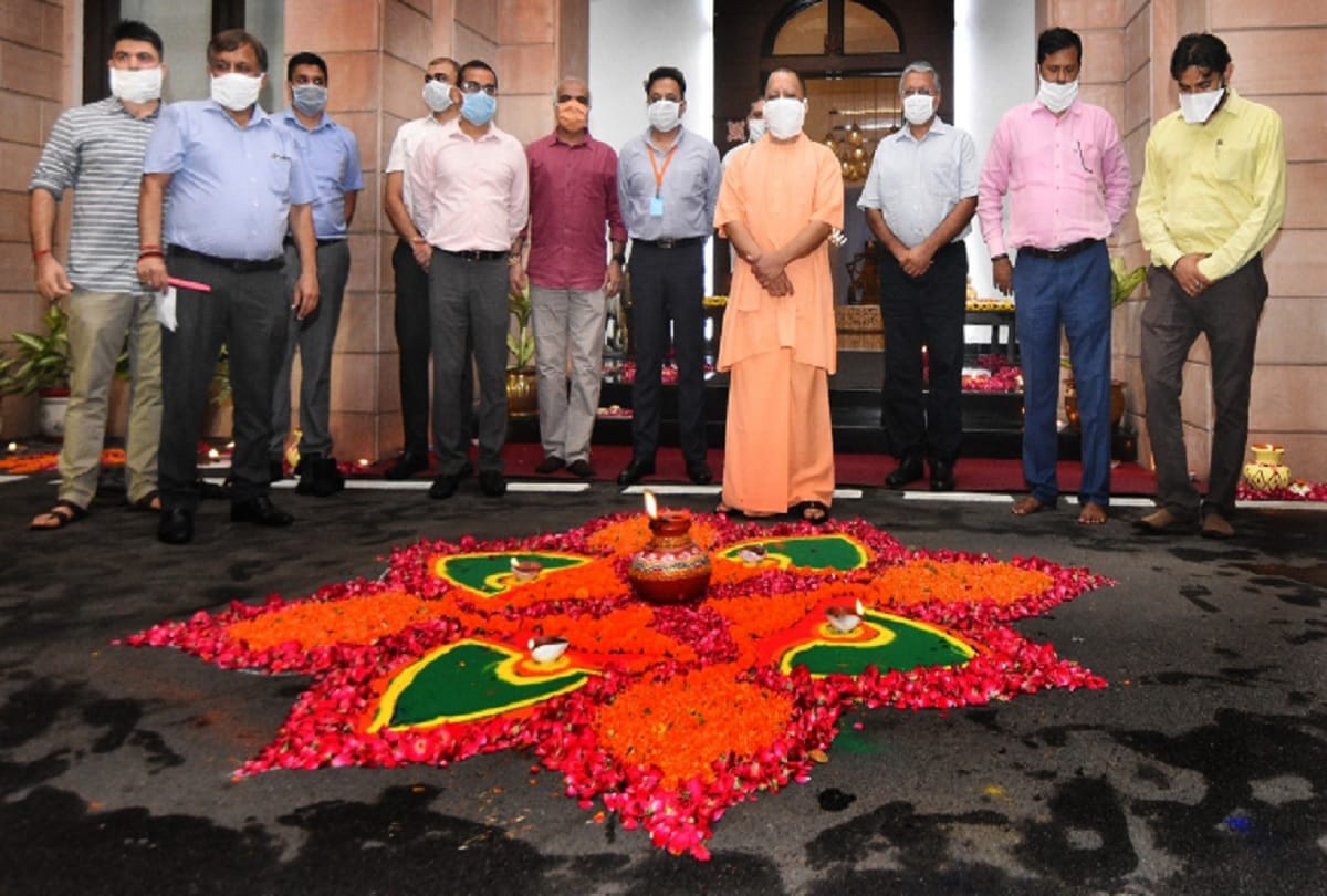 Auspicious moment is coming Yogi organized Deepotsav at residence