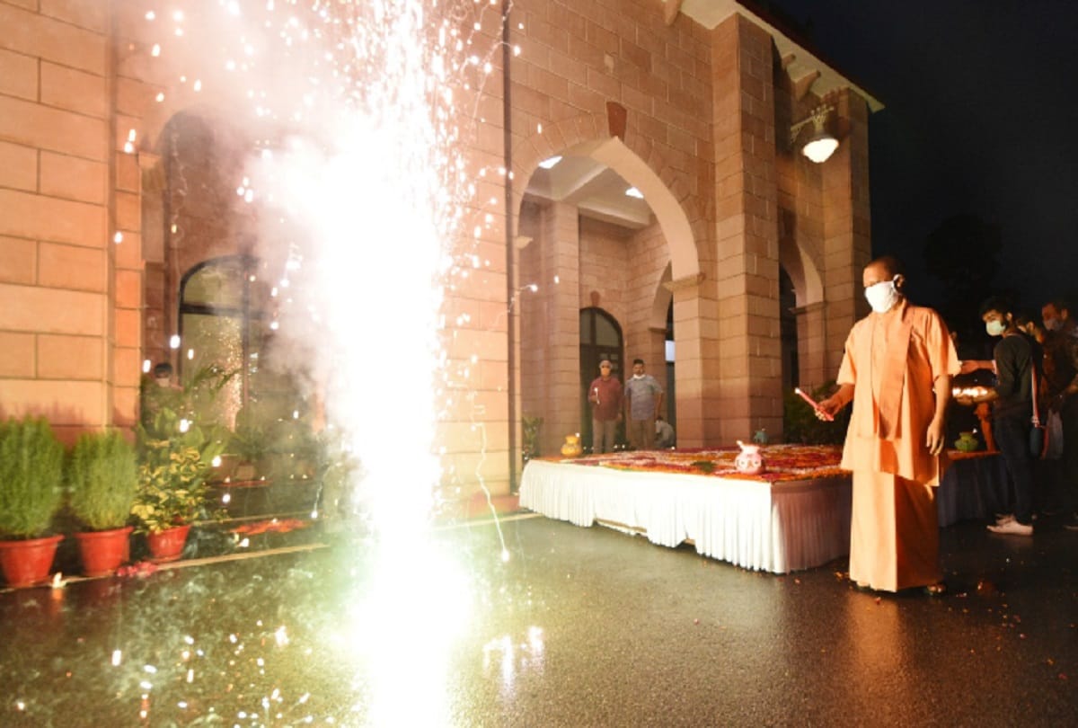 Auspicious moment is coming Yogi organized Deepotsav at residence