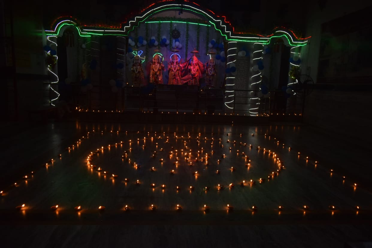 Fought with such decorated lamps, remembered Rajatilak's clock