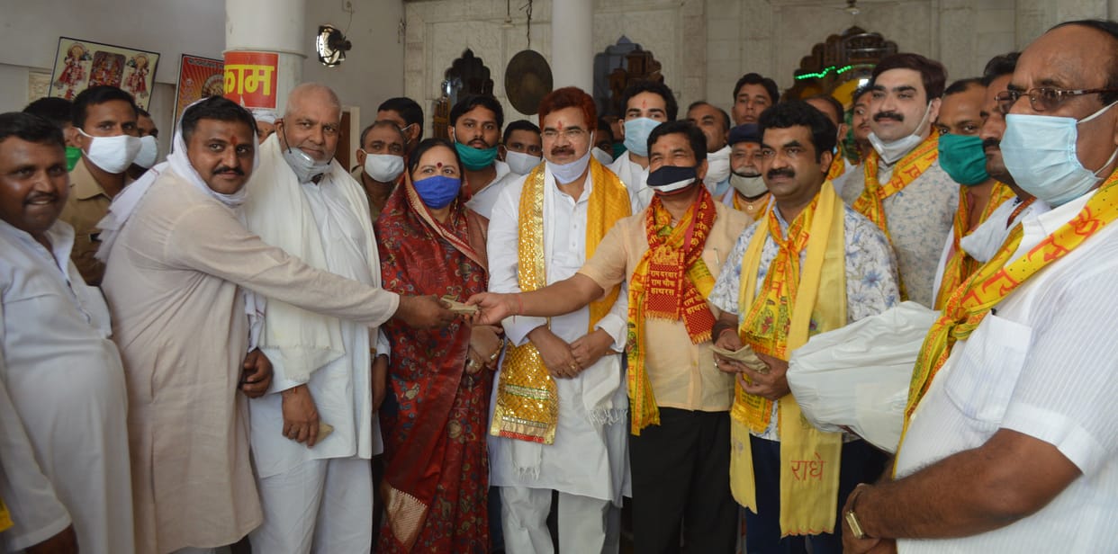 Hathras: Former minister Ramveer indulged with family and supporters