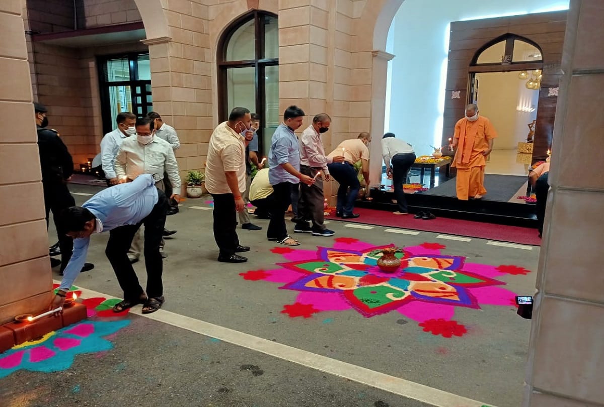 after bhumi pujan deepawali celebrated with fireworks at CM yogi adityanath residence