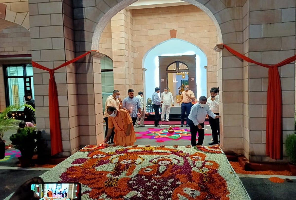 after bhumi pujan deepawali celebrated with fireworks at CM yogi adityanath residence